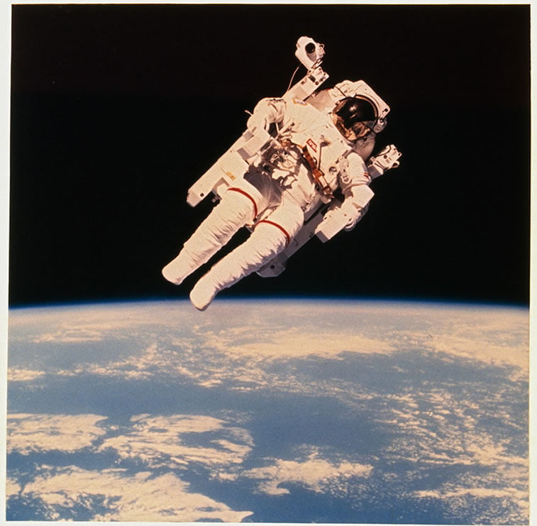 astronaut Brus Makandls pluta izvan šatla čelindžer pri prvoj upotrebi odela na azotni pogon 1984.