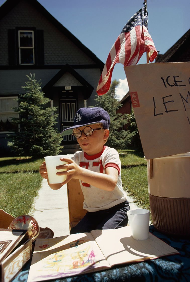 dečak prodaje limunadu ispred kuće, Aspen, Kolorado 1973.