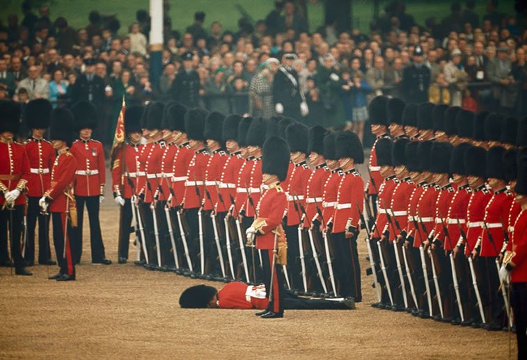 irska garda u stavu mirno dok jedan njen pripadnik pada u nesvest, London 1966.