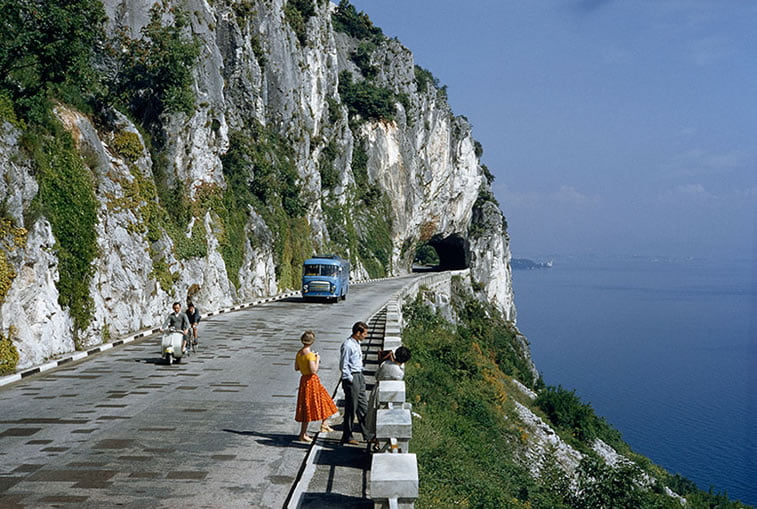 motociklisti obilaze ljude na litici u Tršćanskom zalivu 1956.
