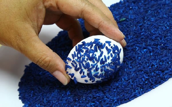 Ideje za ukrašavanje uskršnjih jaja (12) ukrašavanje pirinčem