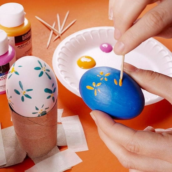 Ideje za ukrašavanje uskršnjih jaja (18) farbanje čačkalicom