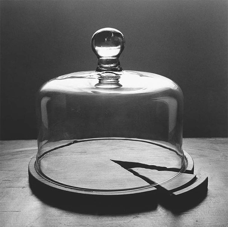 black 'n white mind bending optical illusions by Chema Madoz (24)