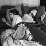 Fotograf uklanja pametne uređaje iz ruku prolaznika