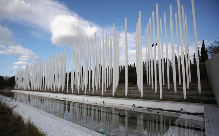 napušteno olimpijsko selo atina 2004 stubovi za zastave