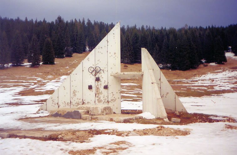 napušteno olimpijsko selo sarajevo 1984 olimpijski krugovi