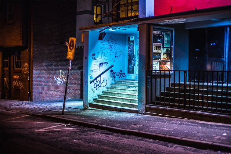 hamburg nocu fotografija ulaz u zgradu