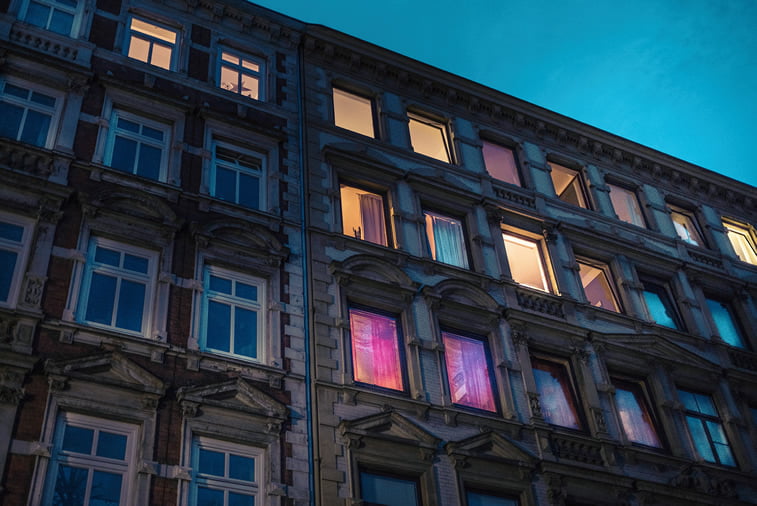 hamburg nocu fotografija zgrada prozori 