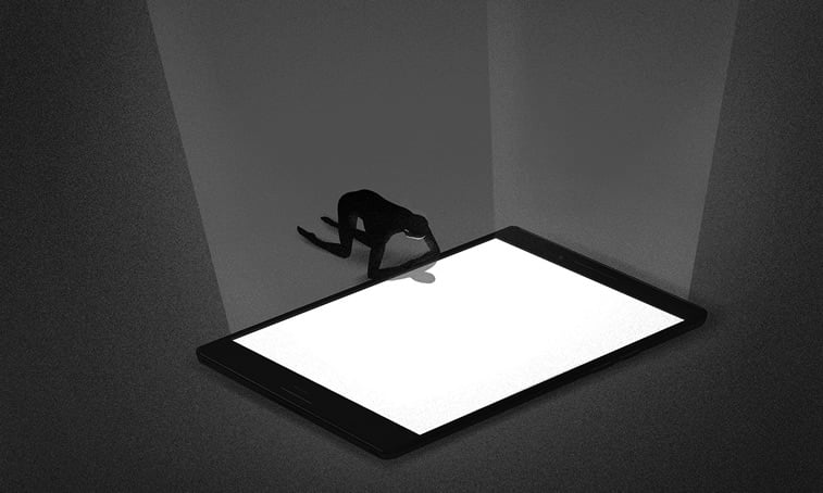covek mobilni telefon tablet ekran osvetljenje