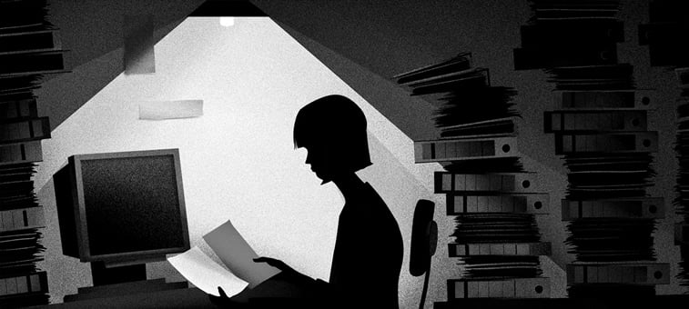 zena sedi za stolom i cita registratori arhiva ilustracija