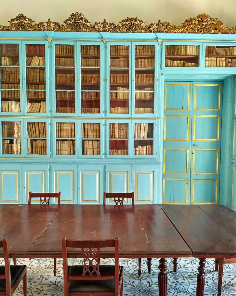 interiors library large table