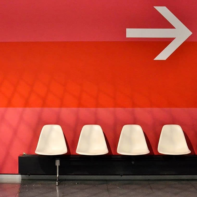 emtpy seats arrow sign