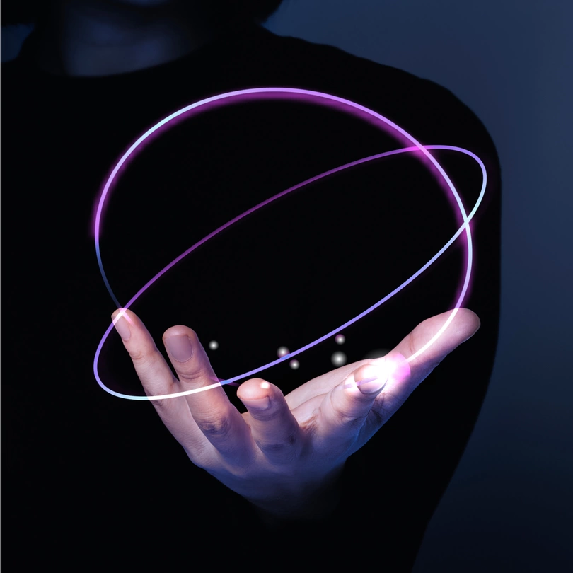 Zenska ruka prezentuje futuristicku blokcejn tehnologiju.